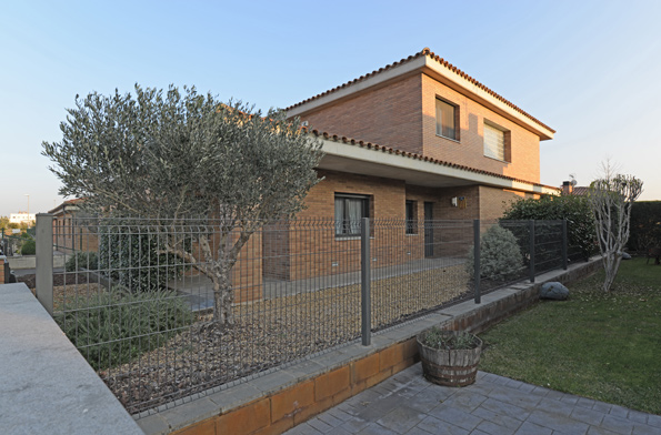 Casa unifamiliar con jardin en Girona